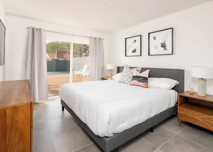 Holiday home Family-friendly Mid-century Gem, 5 Min To Old Town